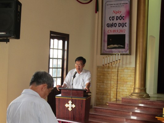 Mục sư Võ Đình Đán cầu nguyện dâng khóa huấn luyện lên cho Chúa.